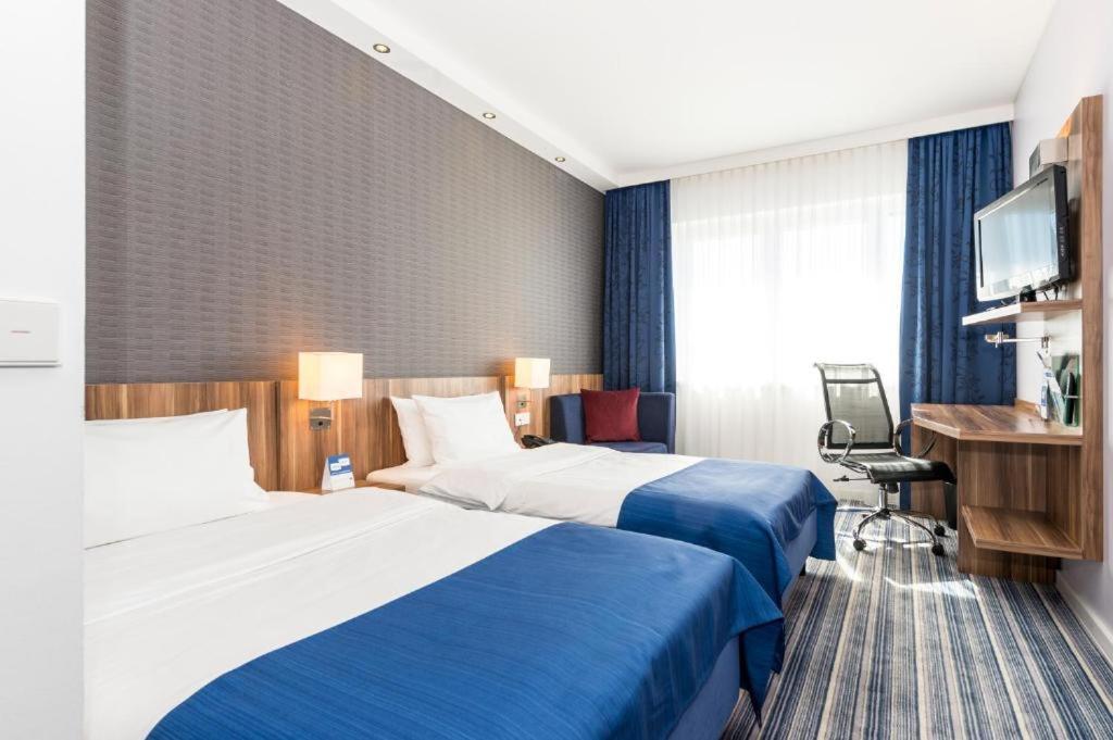 Holiday Inn Express Bremen Airport By Ihg Exterior photo