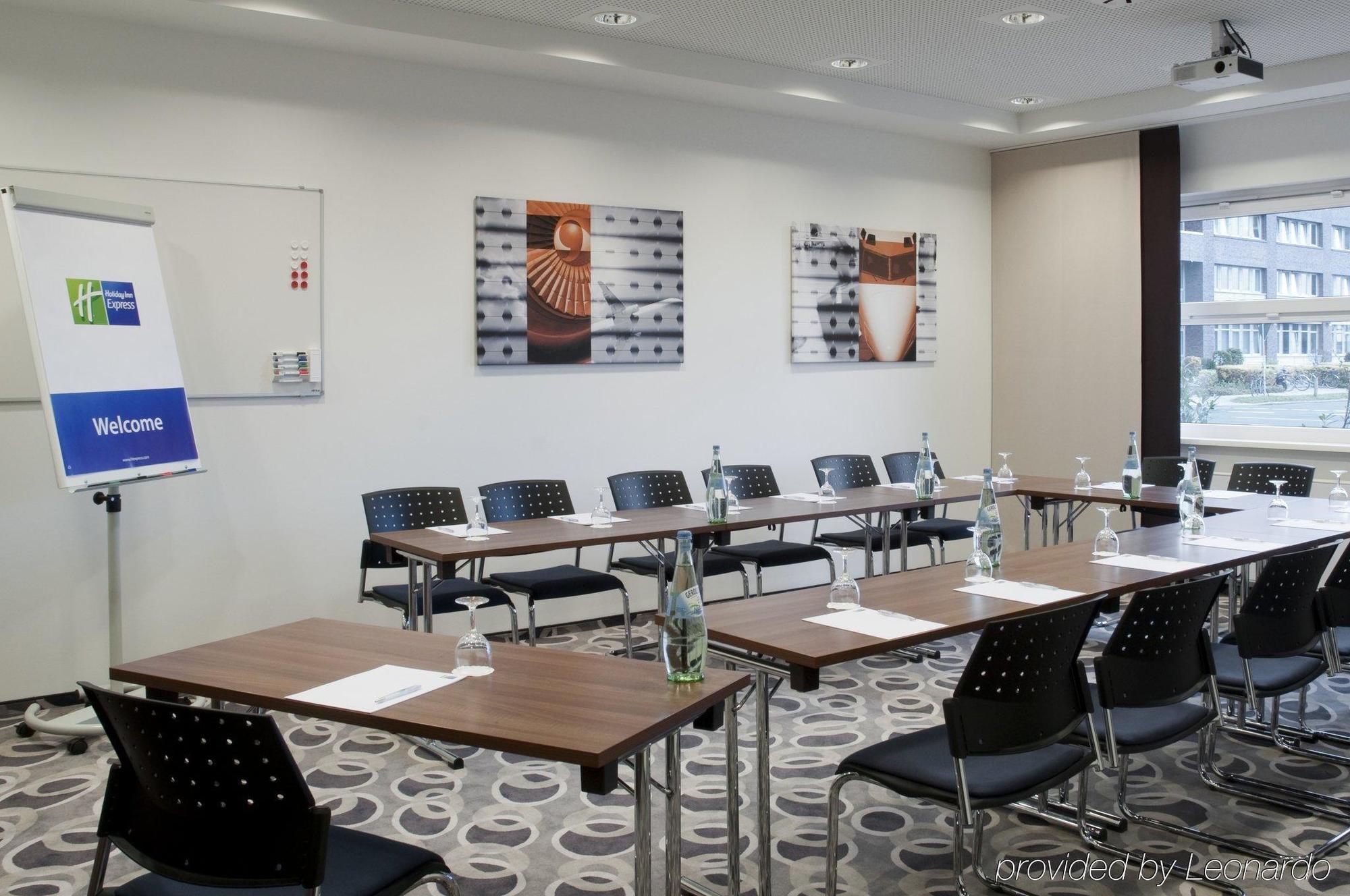 Holiday Inn Express Bremen Airport By Ihg Exterior photo