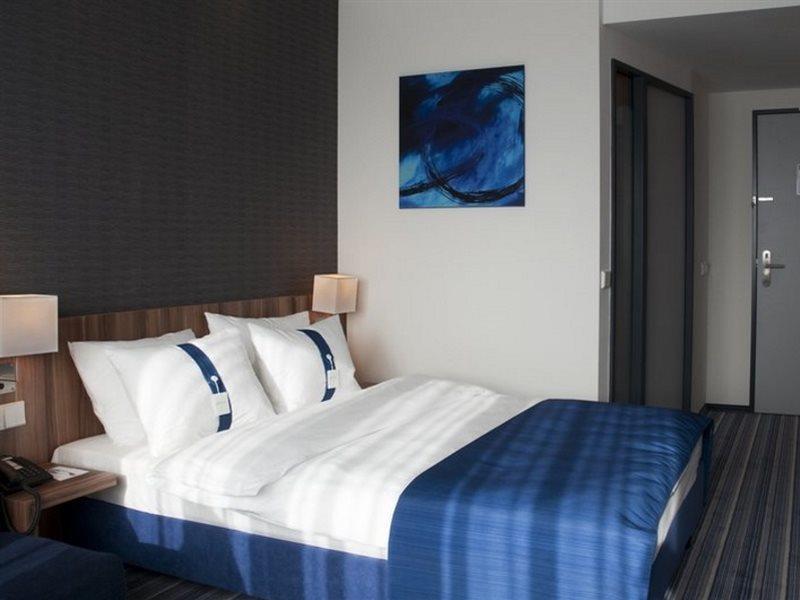 Holiday Inn Express Bremen Airport By Ihg Exterior photo